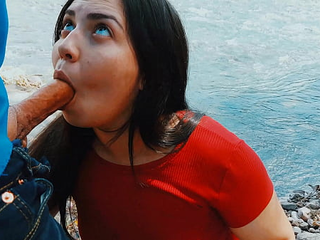 Arriesgado Blowjob Apasionado En La Naturaleza Al Aire Libre
