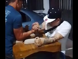 2 hombres amarrados manoseandose encima de la mesa